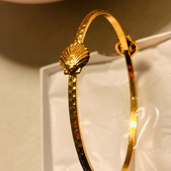 Beach and bond-fire ready!  Gold-Tone Textured Seashell Accent Bracelet - Picture 4 of 4